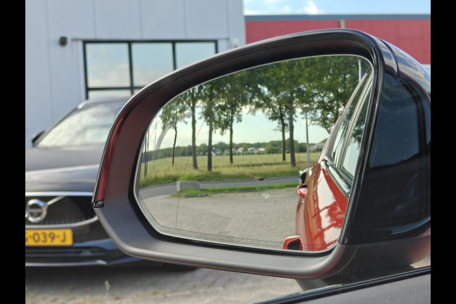Volvo XC40 B4 211PK Plus Dark | BLIS | Trekhaak | H&K | Verwarm. Stoelen+Stuur | ACC | PDC V+A | Camera Achter |