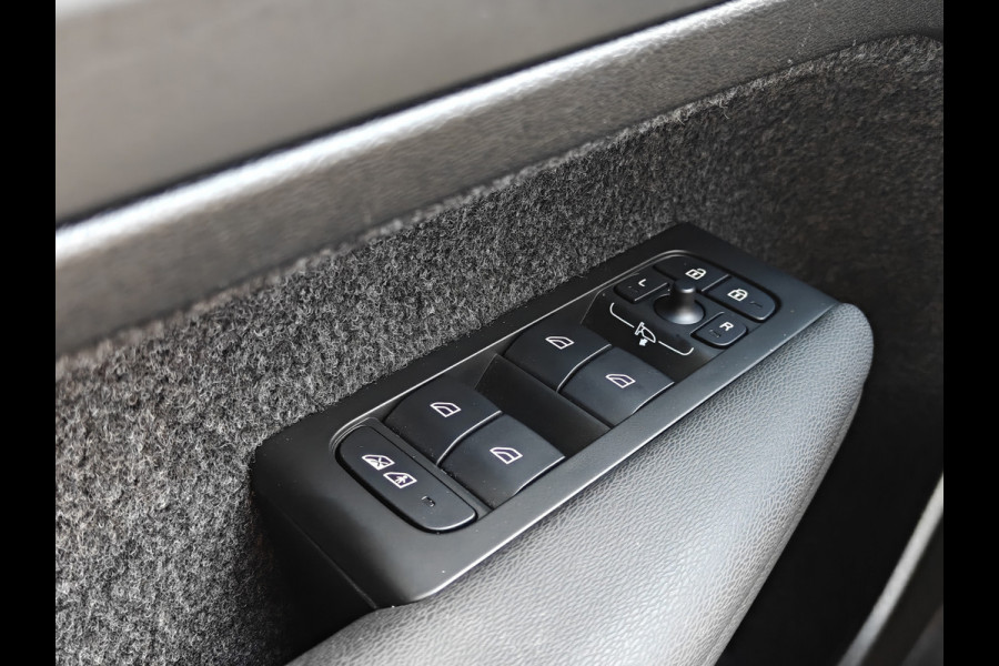 Volvo XC40 B4 211PK Plus Dark | BLIS | Trekhaak | H&K | Verwarm. Stoelen+Stuur | ACC | PDC V+A | Camera Achter |