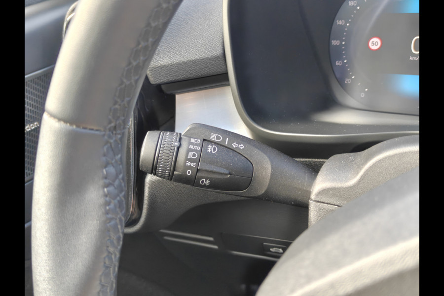 Volvo XC40 B4 211PK Plus Dark | BLIS | Trekhaak | H&K | Verwarm. Stoelen+Stuur | ACC | PDC V+A | Camera Achter |