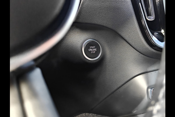 Volvo XC40 B4 211PK Plus Dark | BLIS | Trekhaak | H&K | Verwarm. Stoelen+Stuur | ACC | PDC V+A | Camera Achter |