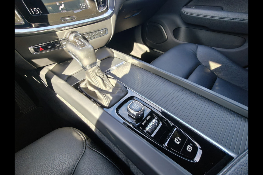 Volvo V60 T5 252PK Momentum | BLIS | Trekhaak | Elektr. Kofferklep | Carplay | ACC | PDC V+A | Camera Achter |