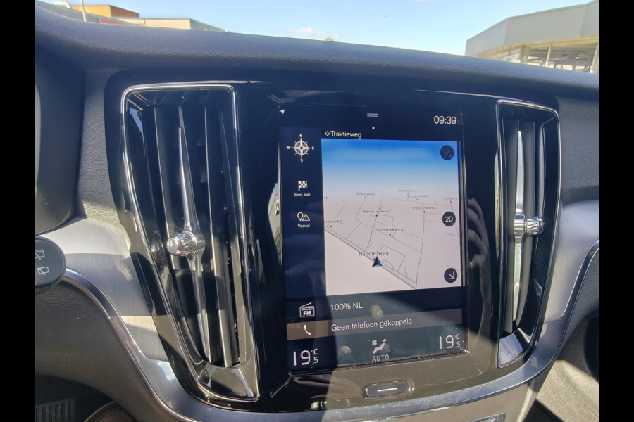 Volvo V60 T5 252PK Momentum | BLIS | Trekhaak | Elektr. Kofferklep | Carplay | ACC | PDC V+A | Camera Achter |