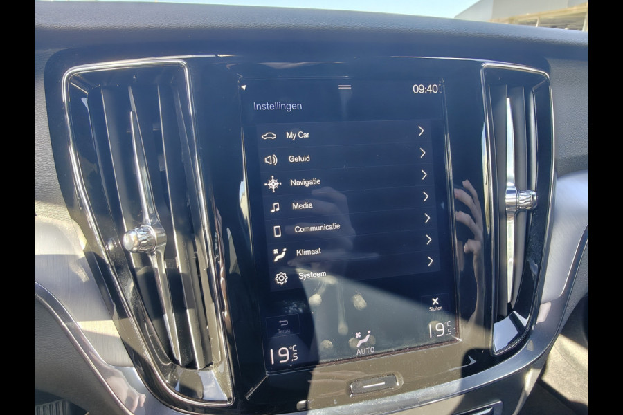 Volvo V60 T5 252PK Momentum | BLIS | Trekhaak | Elektr. Kofferklep | Carplay | ACC | PDC V+A | Camera Achter |