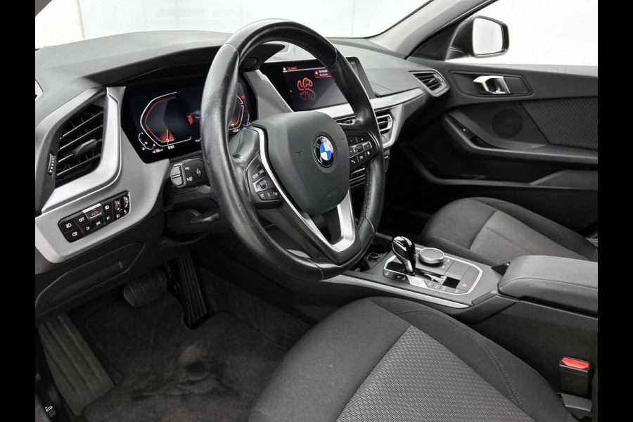 BMW 1-serie 118i Business Edition (NAVIGATIE, CARPLAY, PDC, LED, DEALER ONDERHOUDEN, 1e EIGENAAR)