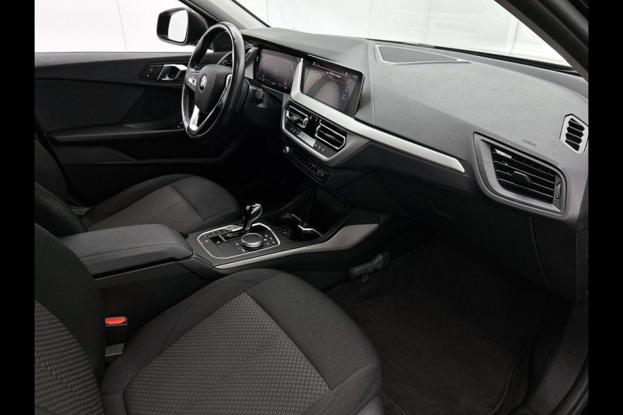 BMW 1-serie 118i Business Edition (NAVIGATIE, CARPLAY, PDC, LED, DEALER ONDERHOUDEN, 1e EIGENAAR)