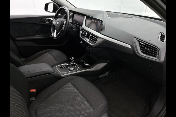 BMW 1-serie 118i Business Edition (NAVIGATIE, CARPLAY, PDC, LED, DEALER ONDERHOUDEN, 1e EIGENAAR)