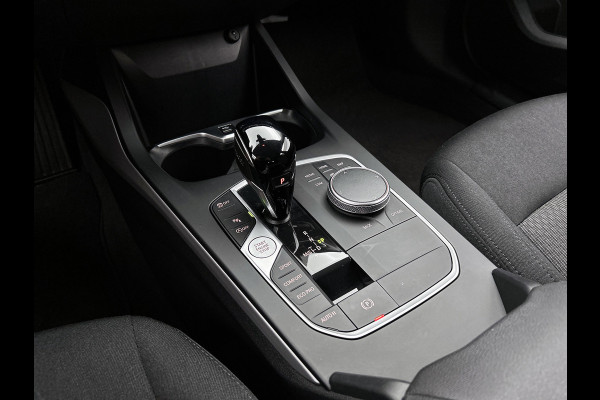 BMW 1-serie 118i Business Edition (NAVIGATIE, CARPLAY, PDC, LED, DEALER ONDERHOUDEN, 1e EIGENAAR)