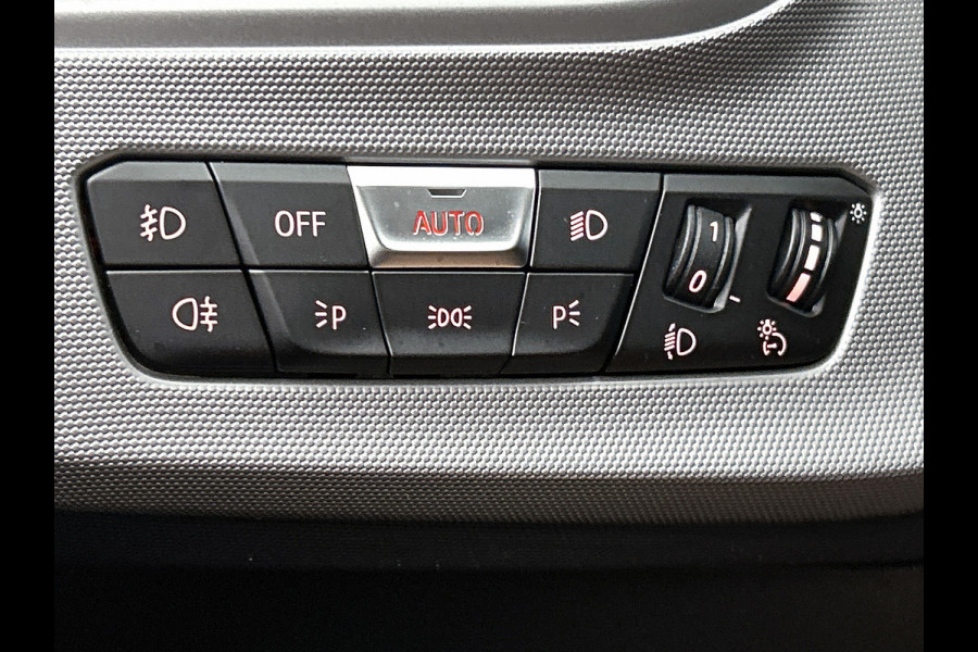 BMW 1-serie 118i Business Edition (NAVIGATIE, CARPLAY, PDC, LED, DEALER ONDERHOUDEN, 1e EIGENAAR)