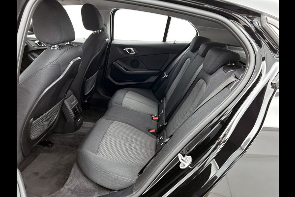 BMW 1-serie 118i Business Edition (NAVIGATIE, CARPLAY, PDC, LED, DEALER ONDERHOUDEN, 1e EIGENAAR)
