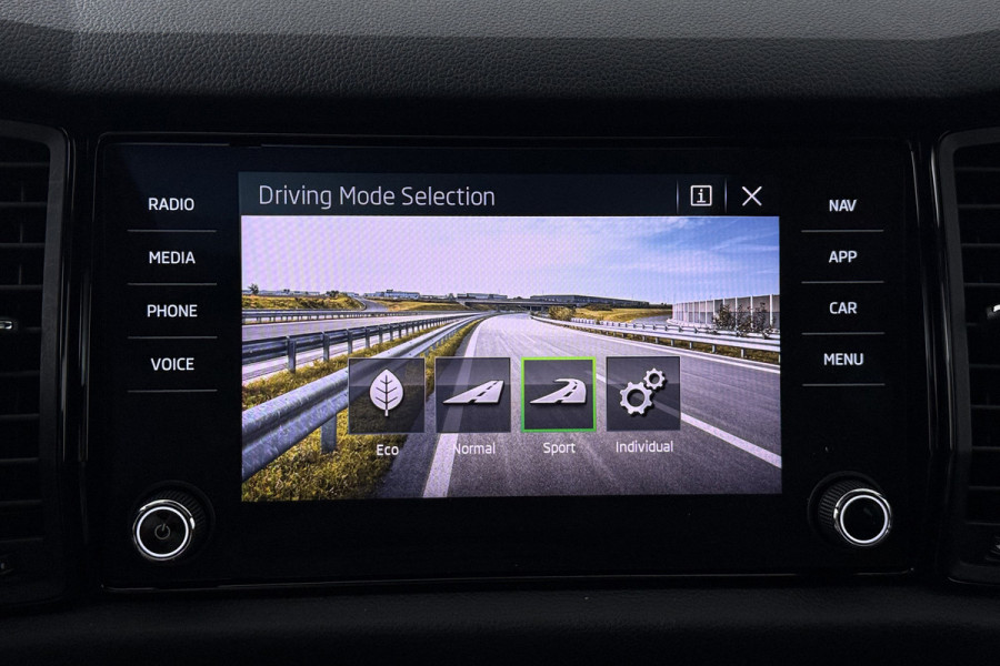 Škoda Kodiaq 1.5 TSI Business Edition Plus 7p. (PANORAMADAK, TREKHAAK WEGKLAPBAAR, STUUR-/STOELVERWARMING, CAMERA, MASSAGE STOELEN