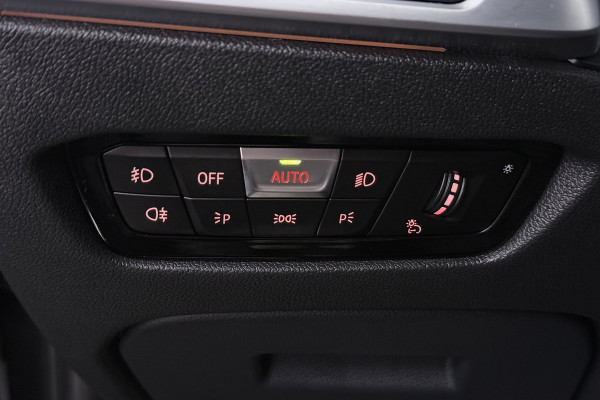 BMW 3-serie 320i High Executive Edition (STOELVERWARMING, CAMERA, PDC, SFEERVERLICHTING, TREKHAAK AFNEEMBAAR, DEALER ONDERHOUDEN)