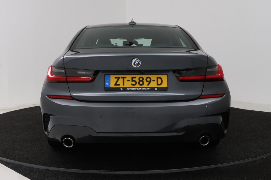 BMW 3-serie 320i High Executive Edition (STOELVERWARMING, CAMERA, PDC, SFEERVERLICHTING, TREKHAAK AFNEEMBAAR, DEALER ONDERHOUDEN)