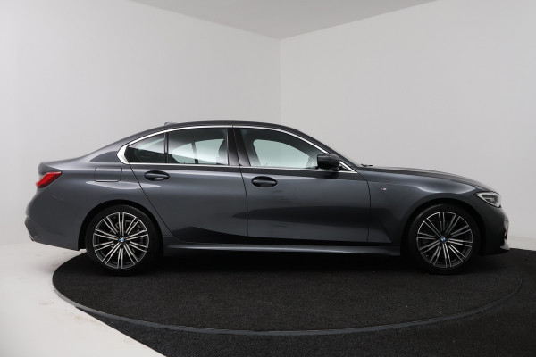 BMW 3-serie 320i High Executive Edition (STOELVERWARMING, CAMERA, PDC, SFEERVERLICHTING, TREKHAAK AFNEEMBAAR, DEALER ONDERHOUDEN)