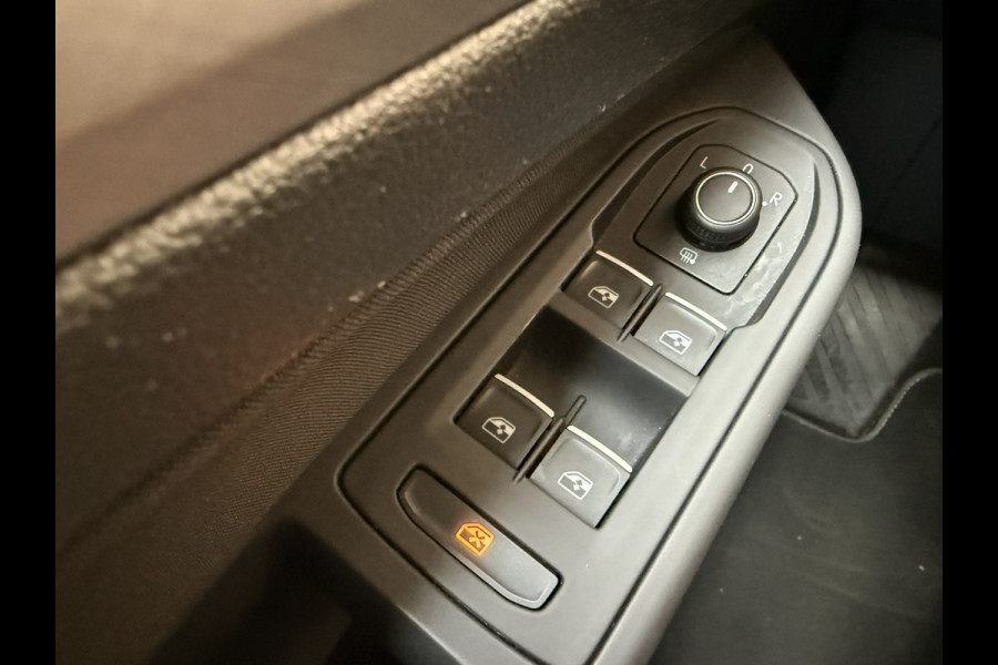 Volkswagen Golf 1.0 TSI Life | NED AUTO | GETINTE RAMEN | ZWART LM | PDC |