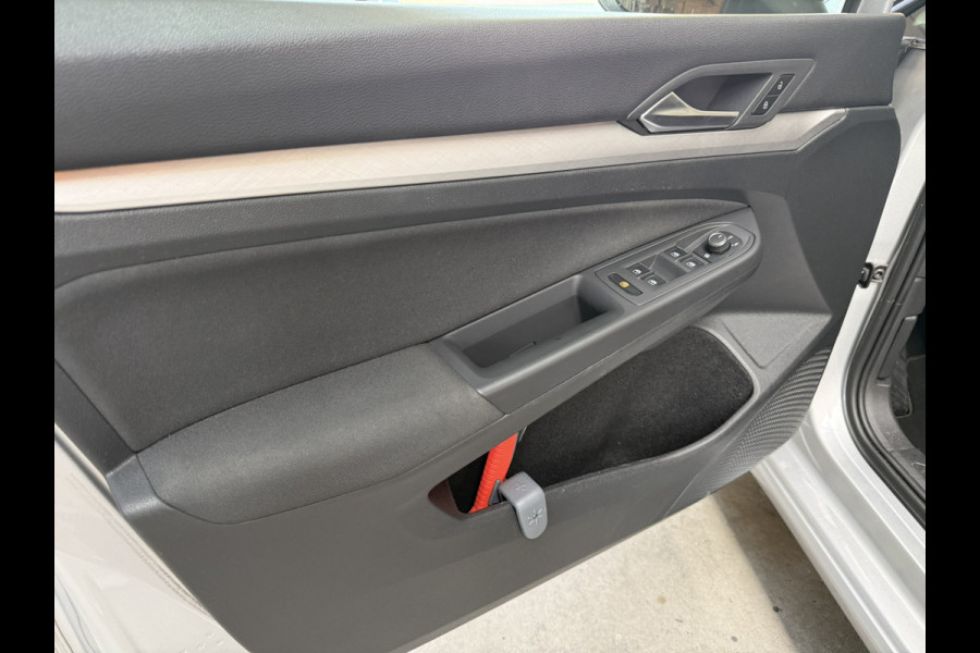 Volkswagen Golf 1.0 TSI Life | NED AUTO | GETINTE RAMEN | ZWART LM | PDC |