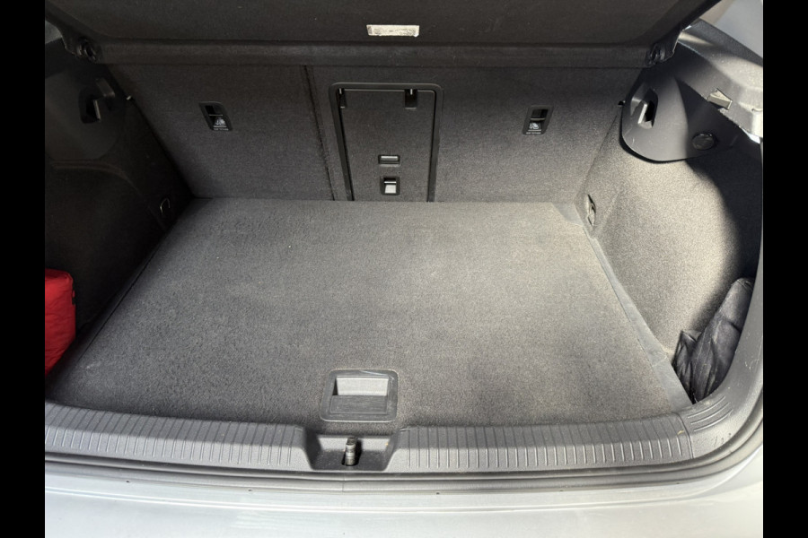 Volkswagen Golf 1.0 TSI Life | NED AUTO | GETINTE RAMEN | ZWART LM | PDC |