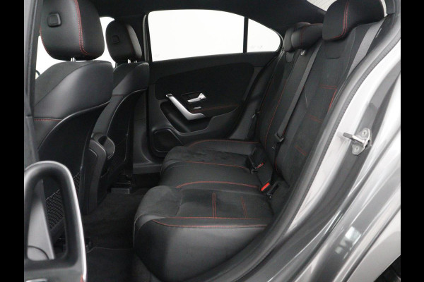 Mercedes-Benz A-Klasse 180 Business Solution AMG | Leder/alcantara | Stoelverwarming | Cruise control | Widescreen | Carplay | Climate control | Camera | Park assist |