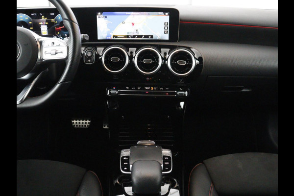 Mercedes-Benz A-Klasse 180 Business Solution AMG | Leder/alcantara | Stoelverwarming | Cruise control | Widescreen | Carplay | Climate control | Camera | Park assist |