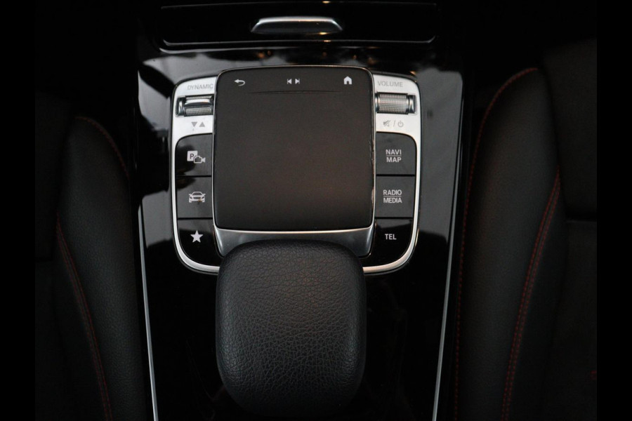 Mercedes-Benz A-Klasse 180 Business Solution AMG | Leder/alcantara | Stoelverwarming | Cruise control | Widescreen | Carplay | Climate control | Camera | Park assist |