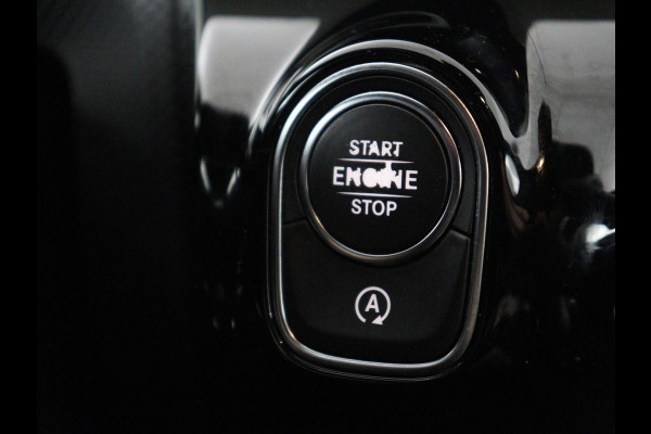 Mercedes-Benz A-Klasse 180 Business Solution AMG | Leder/alcantara | Stoelverwarming | Cruise control | Widescreen | Carplay | Climate control | Camera | Park assist |