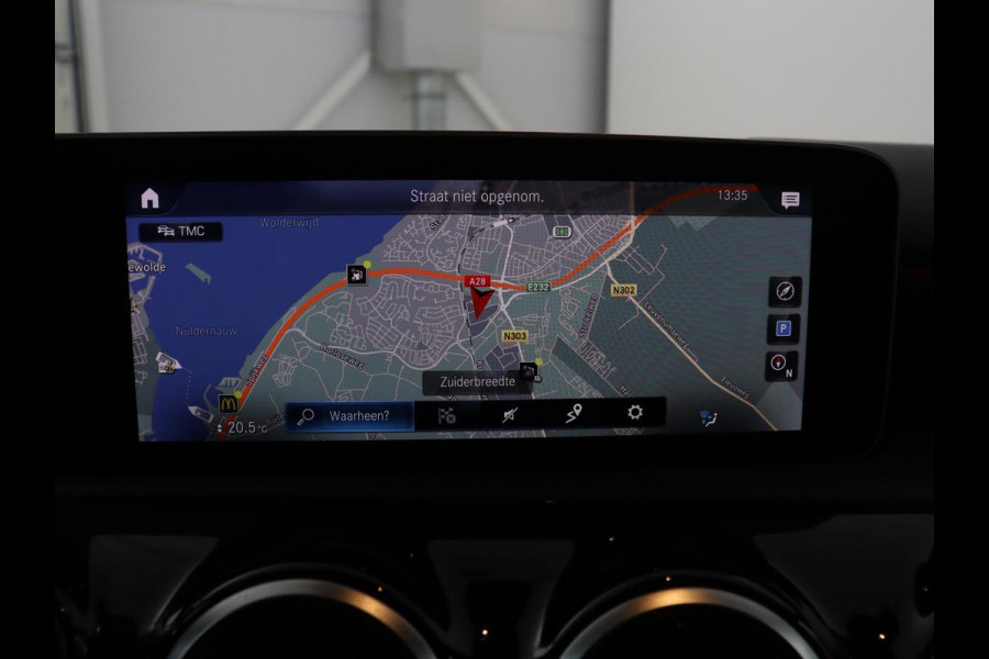 Mercedes-Benz A-Klasse 180 Business Solution AMG | Leder/alcantara | Stoelverwarming | Cruise control | Widescreen | Carplay | Climate control | Camera | Park assist |