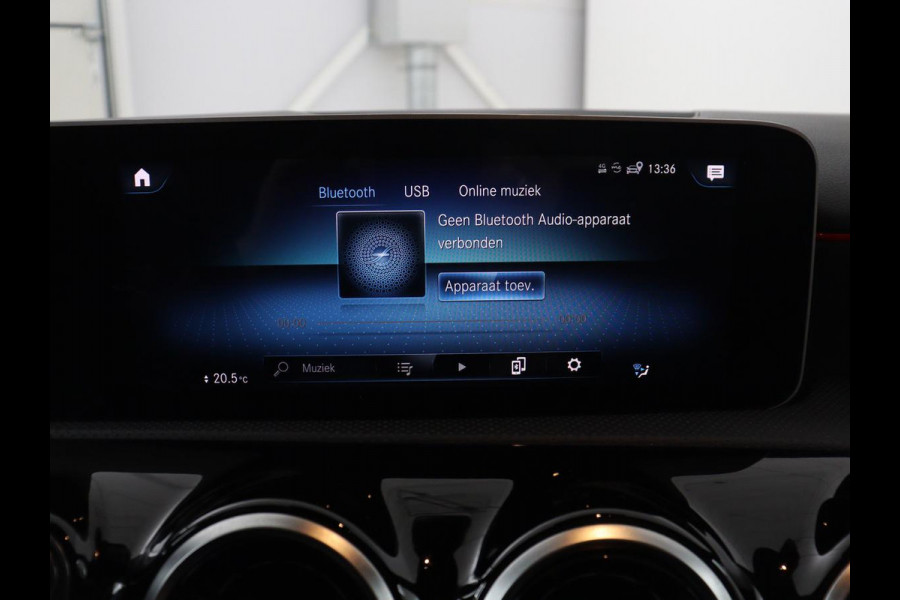Mercedes-Benz A-Klasse 180 Business Solution AMG | Leder/alcantara | Stoelverwarming | Cruise control | Widescreen | Carplay | Climate control | Camera | Park assist |