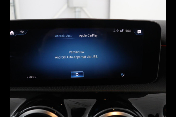 Mercedes-Benz A-Klasse 180 Business Solution AMG | Leder/alcantara | Stoelverwarming | Cruise control | Widescreen | Carplay | Climate control | Camera | Park assist |