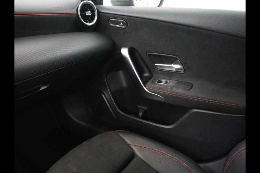 Mercedes-Benz A-Klasse 180 Business Solution AMG | Leder/alcantara | Stoelverwarming | Cruise control | Widescreen | Carplay | Climate control | Camera | Park assist |