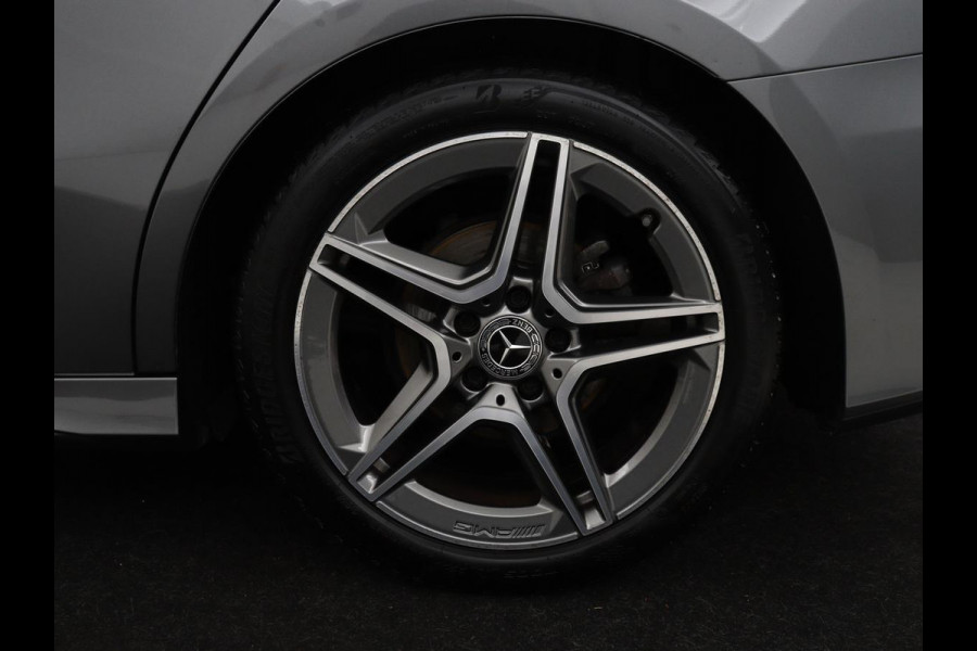 Mercedes-Benz A-Klasse 180 Business Solution AMG | Leder/alcantara | Stoelverwarming | Cruise control | Widescreen | Carplay | Climate control | Camera | Park assist |