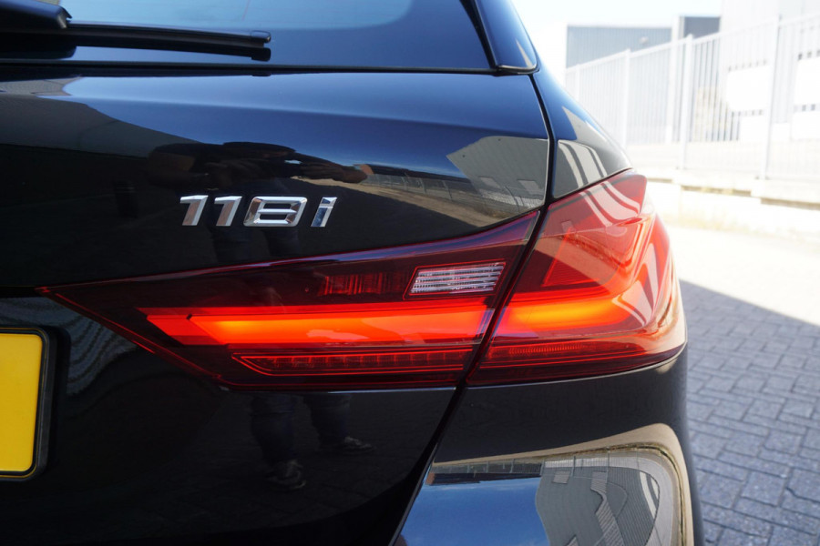 BMW 1-serie 118i Business Edition Luxury/Leer/1e Eigenaar/ CarPlay/LED.