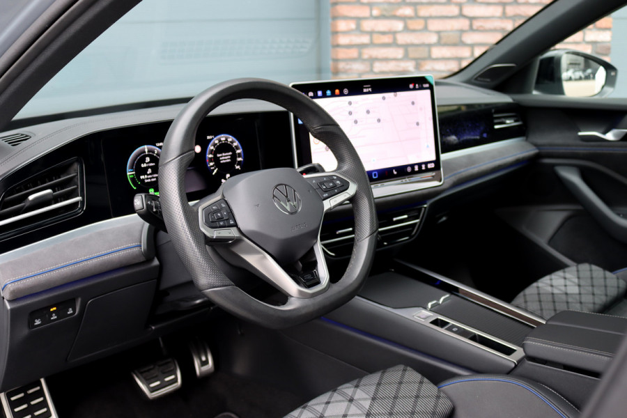 Volkswagen Passat Variant 1.5 eHybrid R-Line Edition | ACC | Panoramadak | Harman&Kardon | Massage | HUD | Trekhaak | iQ.Light | Stoelverwarming V+A | Zonnerollo's |