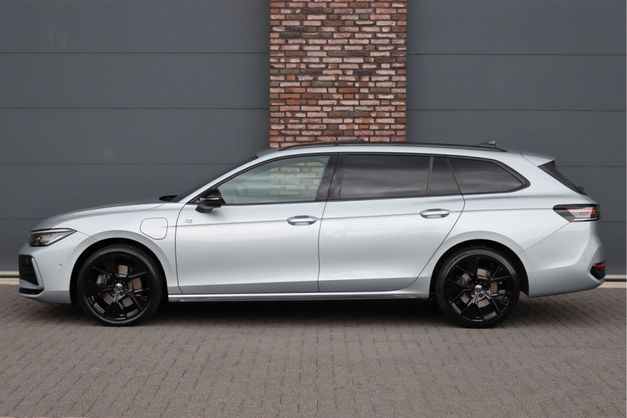 Volkswagen Passat Variant 1.5 eHybrid R-Line Edition | ACC | Panoramadak | Harman&Kardon | Massage | HUD | Trekhaak | iQ.Light | Stoelverwarming V+A | Zonnerollo's |