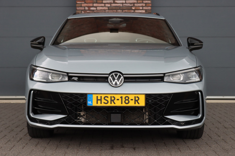 Volkswagen Passat Variant 1.5 eHybrid R-Line Edition | ACC | Panoramadak | Harman&Kardon | Massage | HUD | Trekhaak | iQ.Light | Stoelverwarming V+A | Zonnerollo's |