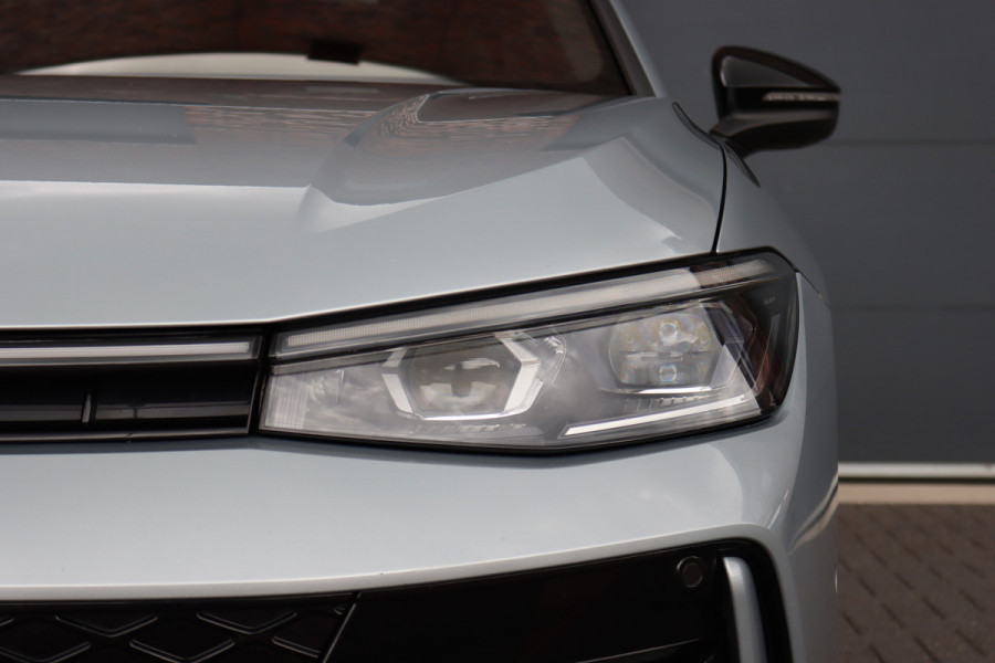 Volkswagen Passat Variant 1.5 eHybrid R-Line Edition | ACC | Panoramadak | Harman&Kardon | Massage | HUD | Trekhaak | iQ.Light | Stoelverwarming V+A | Zonnerollo's |
