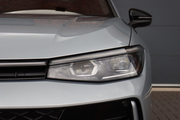 Volkswagen Passat Variant 1.5 eHybrid R-Line Edition | ACC | Panoramadak | Harman&Kardon | Massage | HUD | Trekhaak | iQ.Light | Stoelverwarming V+A | Zonnerollo's |