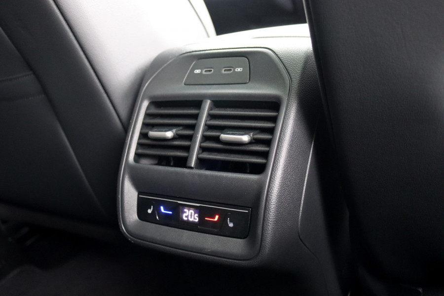 Volkswagen Passat Variant 1.5 eHybrid R-Line Edition | ACC | Panoramadak | Harman&Kardon | Massage | HUD | Trekhaak | iQ.Light | Stoelverwarming V+A | Zonnerollo's |
