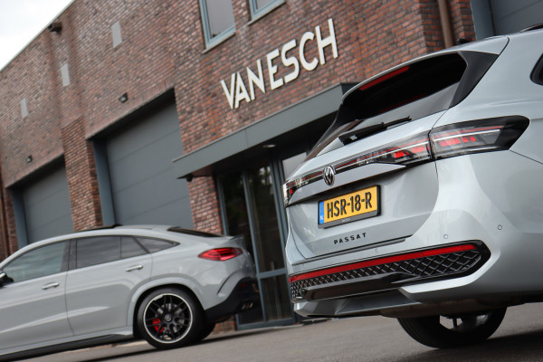 Volkswagen Passat Variant 1.5 eHybrid R-Line Edition | ACC | Panoramadak | Harman&Kardon | Massage | HUD | Trekhaak | iQ.Light | Stoelverwarming V+A | Zonnerollo's |