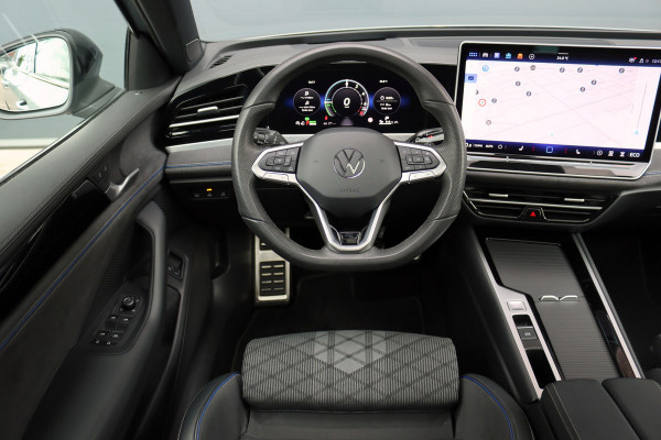 Volkswagen Passat Variant 1.5 eHybrid R-Line Edition | ACC | Panoramadak | Harman&Kardon | Massage | HUD | Trekhaak | iQ.Light | Stoelverwarming V+A | Zonnerollo's |