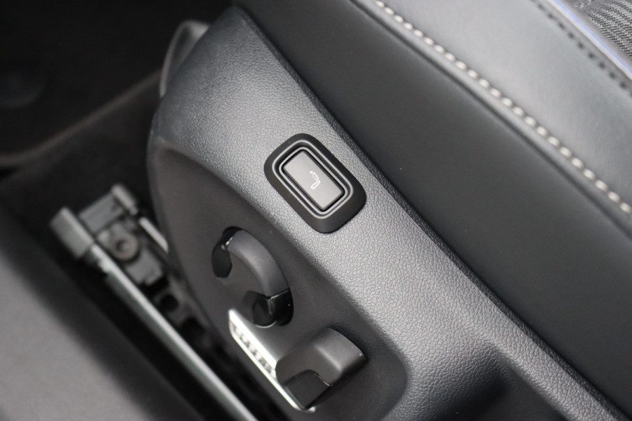 Volkswagen Passat Variant 1.5 eHybrid R-Line Edition | ACC | Panoramadak | Harman&Kardon | Massage | HUD | Trekhaak | iQ.Light | Stoelverwarming V+A | Zonnerollo's |