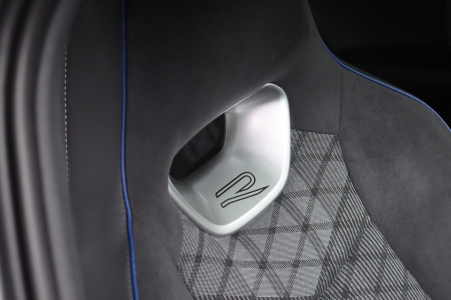 Volkswagen Passat Variant 1.5 eHybrid R-Line Edition | ACC | Panoramadak | Harman&Kardon | Massage | HUD | Trekhaak | iQ.Light | Stoelverwarming V+A | Zonnerollo's |