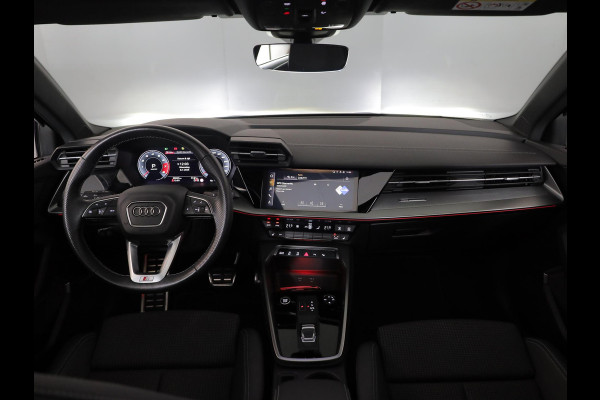 Audi A3 Limousine 35 TFSI S edition 150 pk S-tronic | Navigatie | Panoramadak | Parkeersensoren (Park assist) | Achteruitrijcamera | Matrix LED koplampen | B&O Soundsystem |