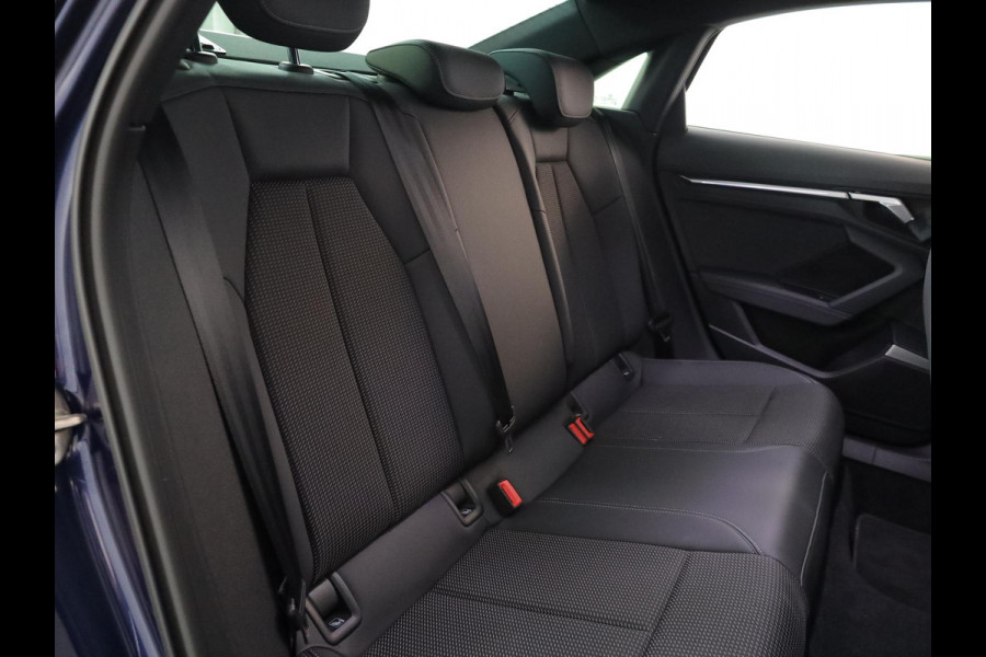 Audi A3 Limousine 35 TFSI S edition 150 pk S-tronic | Navigatie | Panoramadak | Parkeersensoren (Park assist) | Achteruitrijcamera | Matrix LED koplampen | B&O Soundsystem |