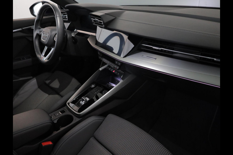 Audi A3 Limousine 35 TFSI S edition 150 pk S-tronic | Navigatie | Panoramadak | Parkeersensoren (Park assist) | Achteruitrijcamera | Matrix LED koplampen | B&O Soundsystem |