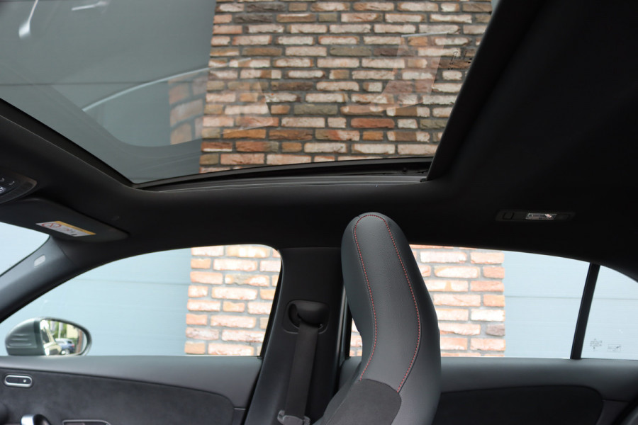 Mercedes-Benz A-Klasse 250 e AMG Line | Facelift | Panoramadak | Sfeerverlichting | Camera | Zitcomfortpakket | Keyless Go | Stoelverwarming | Widescreen |