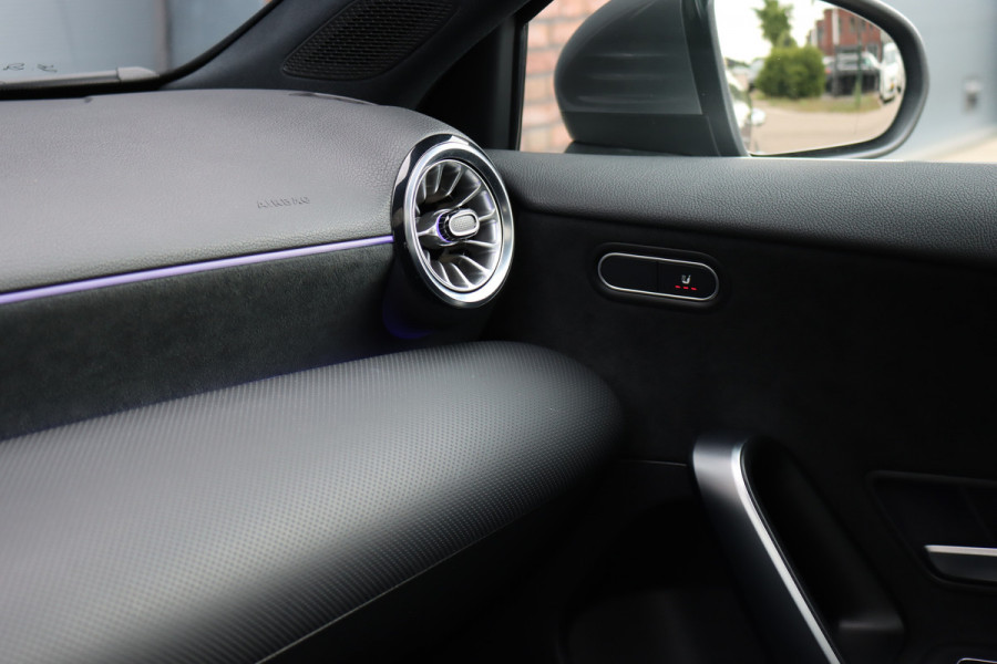 Mercedes-Benz A-Klasse 250 e AMG Line | Facelift | Panoramadak | Sfeerverlichting | Camera | Zitcomfortpakket | Keyless Go | Stoelverwarming | Widescreen |