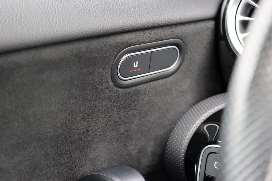 Mercedes-Benz A-Klasse 250 e AMG Line | Facelift | Panoramadak | Sfeerverlichting | Camera | Zitcomfortpakket | Keyless Go | Stoelverwarming | Widescreen |