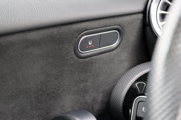 Mercedes-Benz A-Klasse 250 e AMG Line | Facelift | Panoramadak | Sfeerverlichting | Camera | Zitcomfortpakket | Keyless Go | Stoelverwarming | Widescreen |