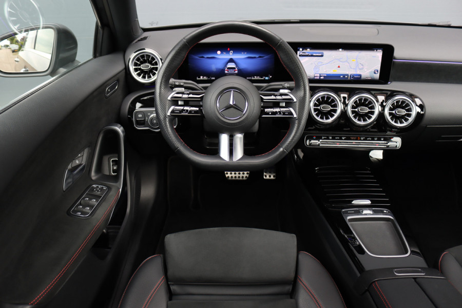 Mercedes-Benz A-Klasse 250 e AMG Line | Facelift | Panoramadak | Sfeerverlichting | Camera | Zitcomfortpakket | Keyless Go | Stoelverwarming | Widescreen |