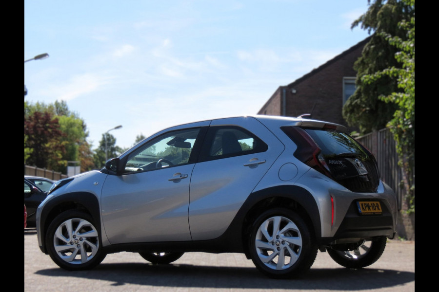 Toyota Aygo X 1.0 VVT-i First AUTOMAAT | CAMERA | STOELVERWARMING | APPLE CARPLAY | KEYLESS ENTRY | CLIMA | DEALER ONDERHOUDEN |