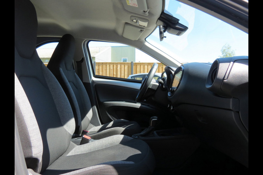 Toyota Aygo X 1.0 VVT-i First AUTOMAAT | CAMERA | STOELVERWARMING | APPLE CARPLAY | KEYLESS ENTRY | CLIMA | DEALER ONDERHOUDEN |